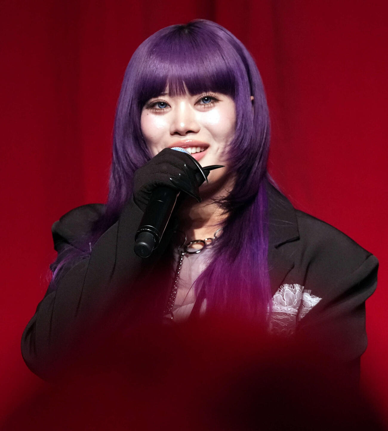 笑顔を見せるHANAのNAOKO（撮影・たえ見朱実）