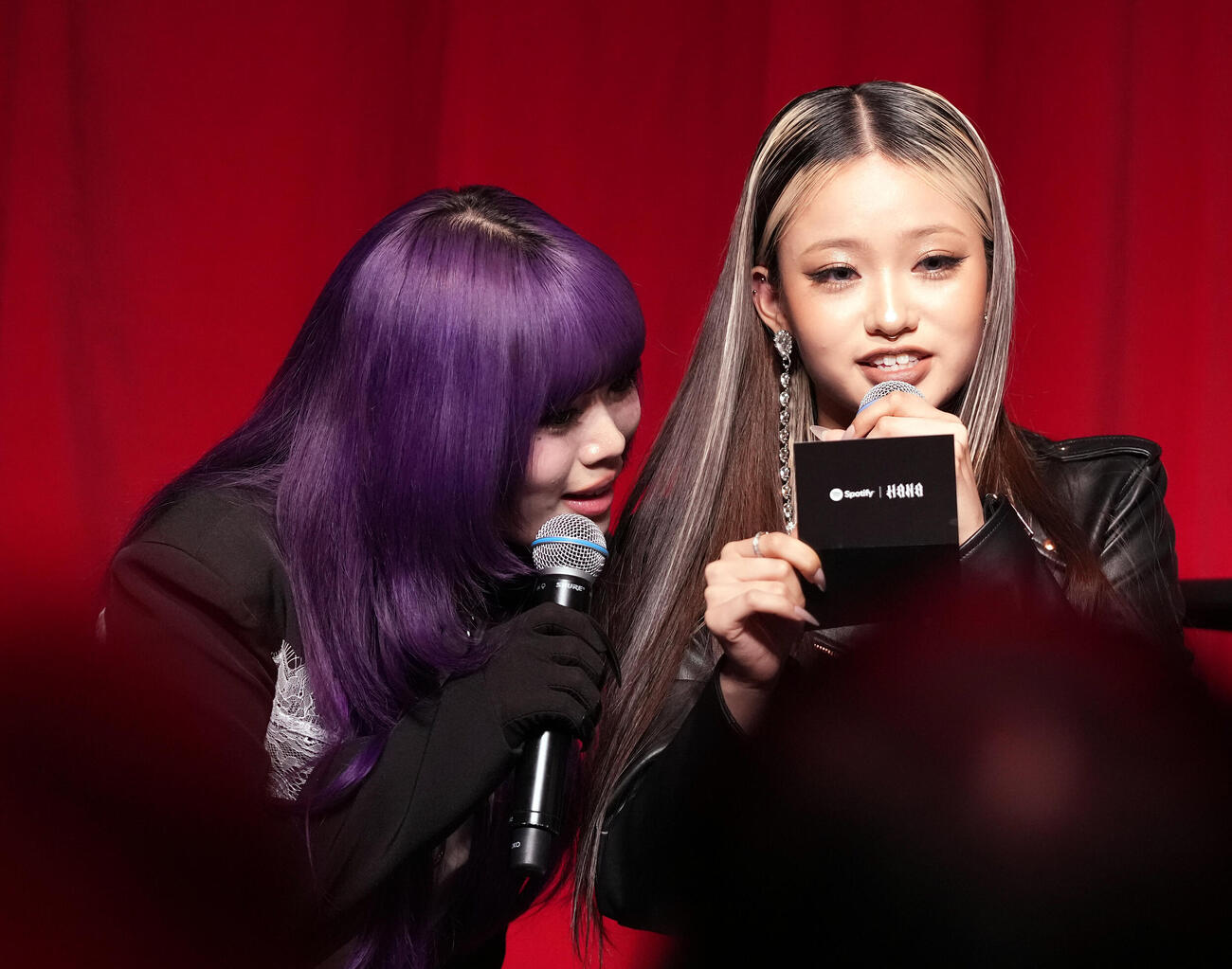 トークショーで笑顔を見せるHANAのNAOKO（左）とYURI（撮影・たえ見朱実）