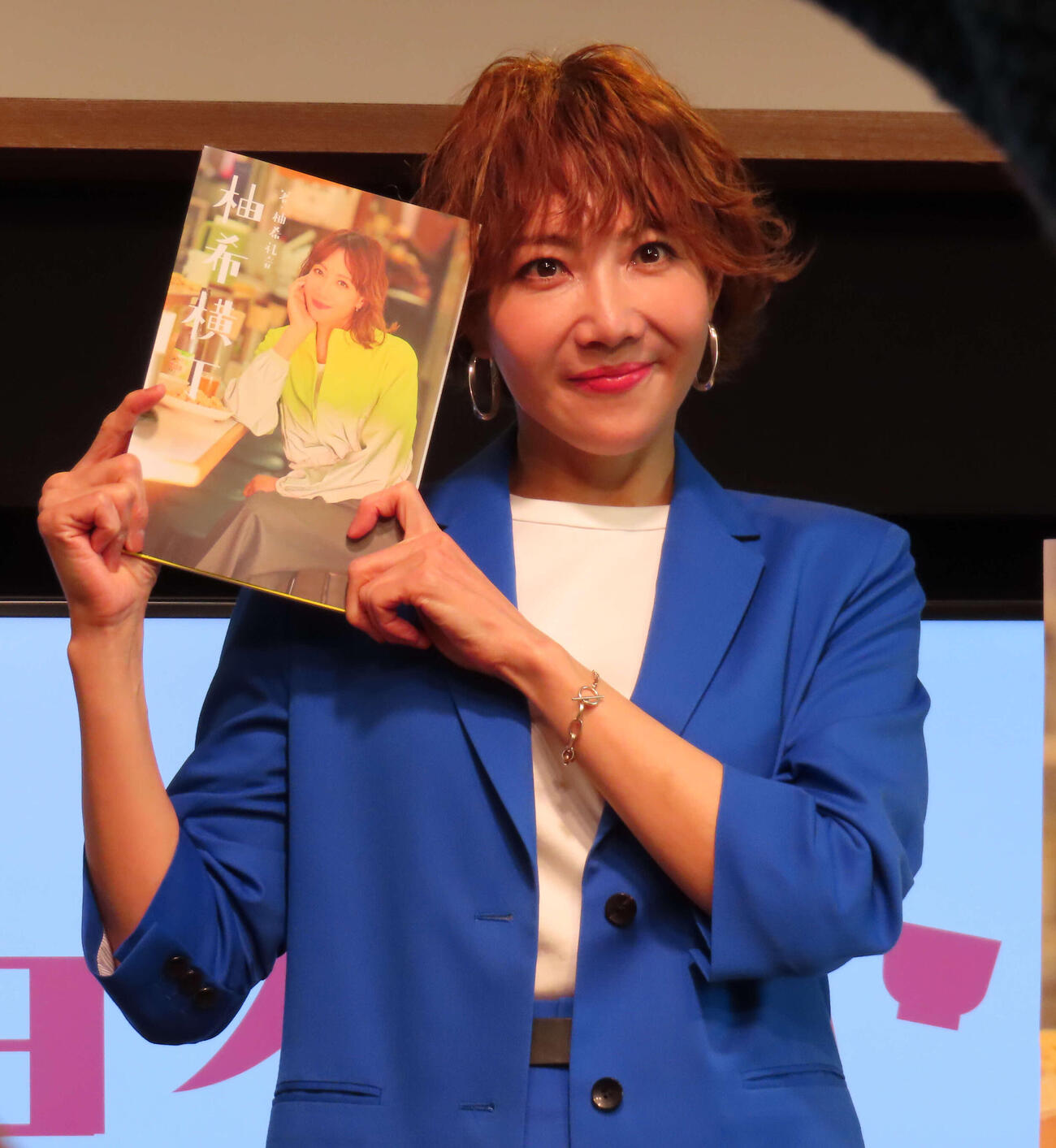 「柚希横丁」刊行囲み取材に臨んだ柚希礼音