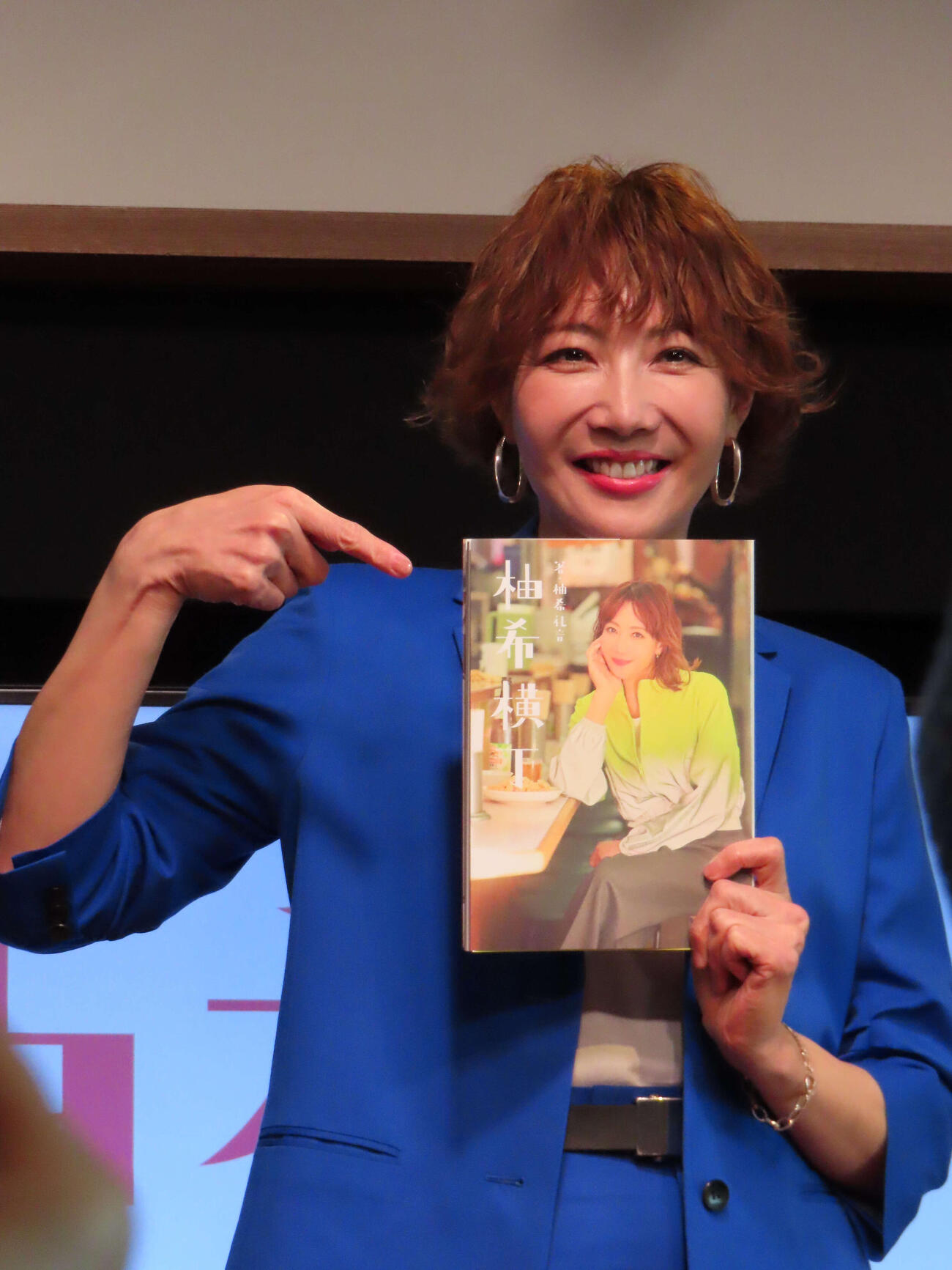「柚希横丁」刊行囲み取材に臨んだ柚希礼音