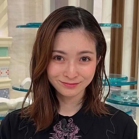 行政書士試験に合格「才色兼備」テレ朝アナ、すらっと美脚のスカート姿に「ミニ丈が１番」
