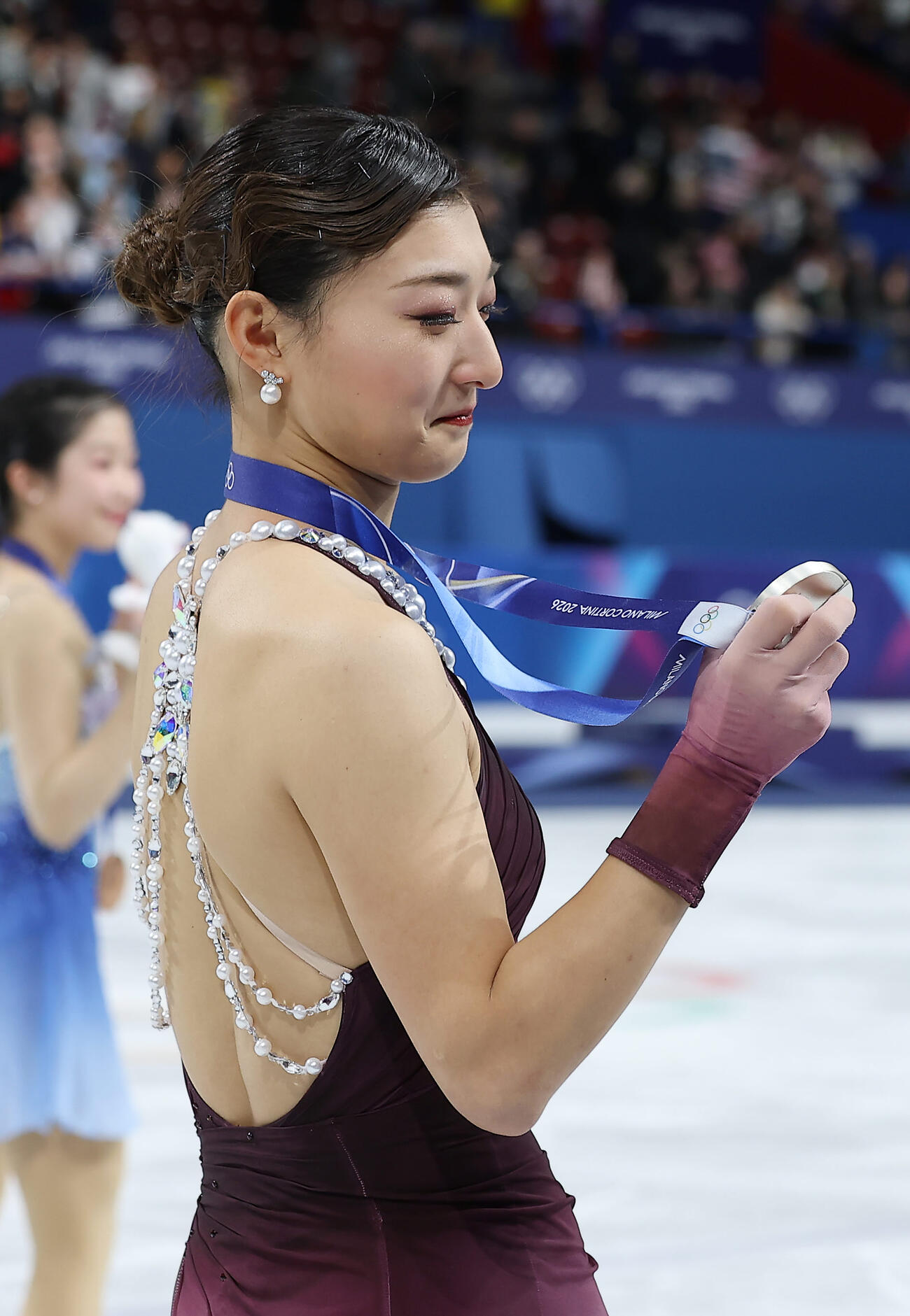銀メダルを見つめる坂本（2026年2月19日撮影）