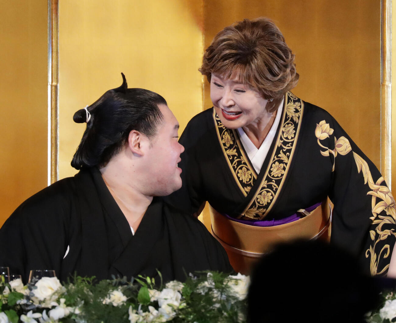 明生（左）に祝福の歌唱を贈る小林幸子（撮影・中島郁夫）