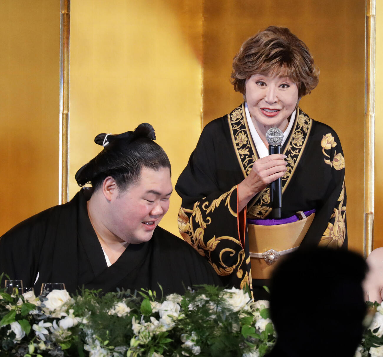 明生（左）に祝福の歌唱を贈る小林幸子（撮影・中島郁夫）