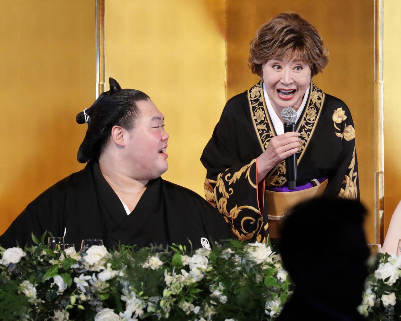 明生（左）に祝福の歌唱を贈る小林幸子（撮影・中島郁夫）
