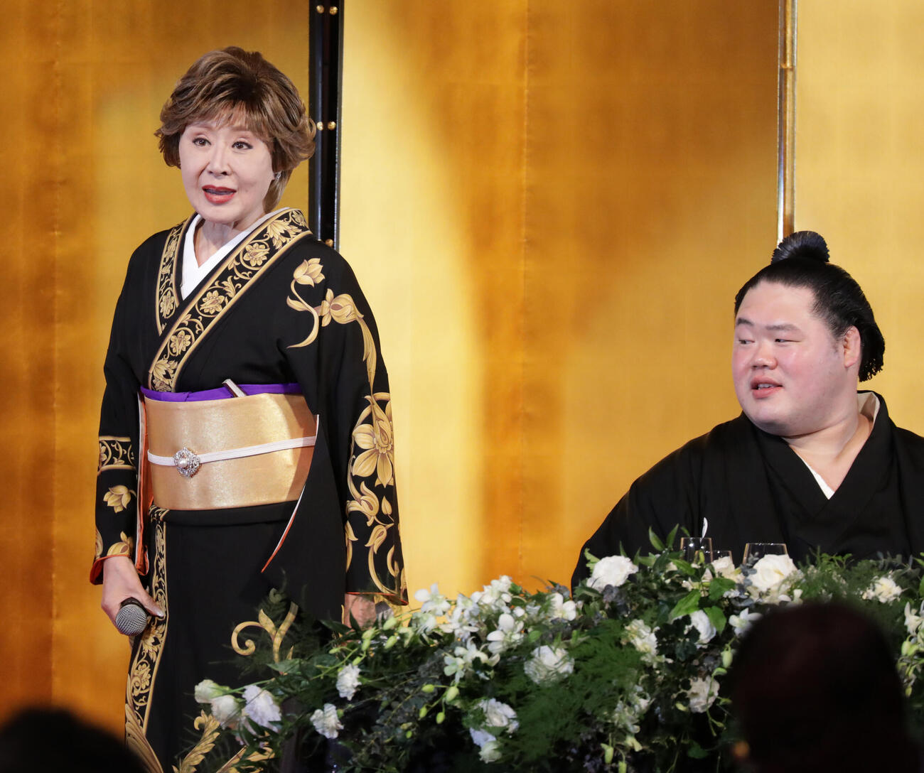 明生（右）に祝福の歌唱を贈る小林幸子（撮影・中島郁夫）
