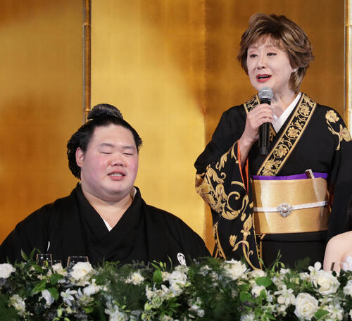 小林幸子「演歌って幸せの歌ってないんですよね」大相撲・明生の披露宴で「おもいで酒」熱唱