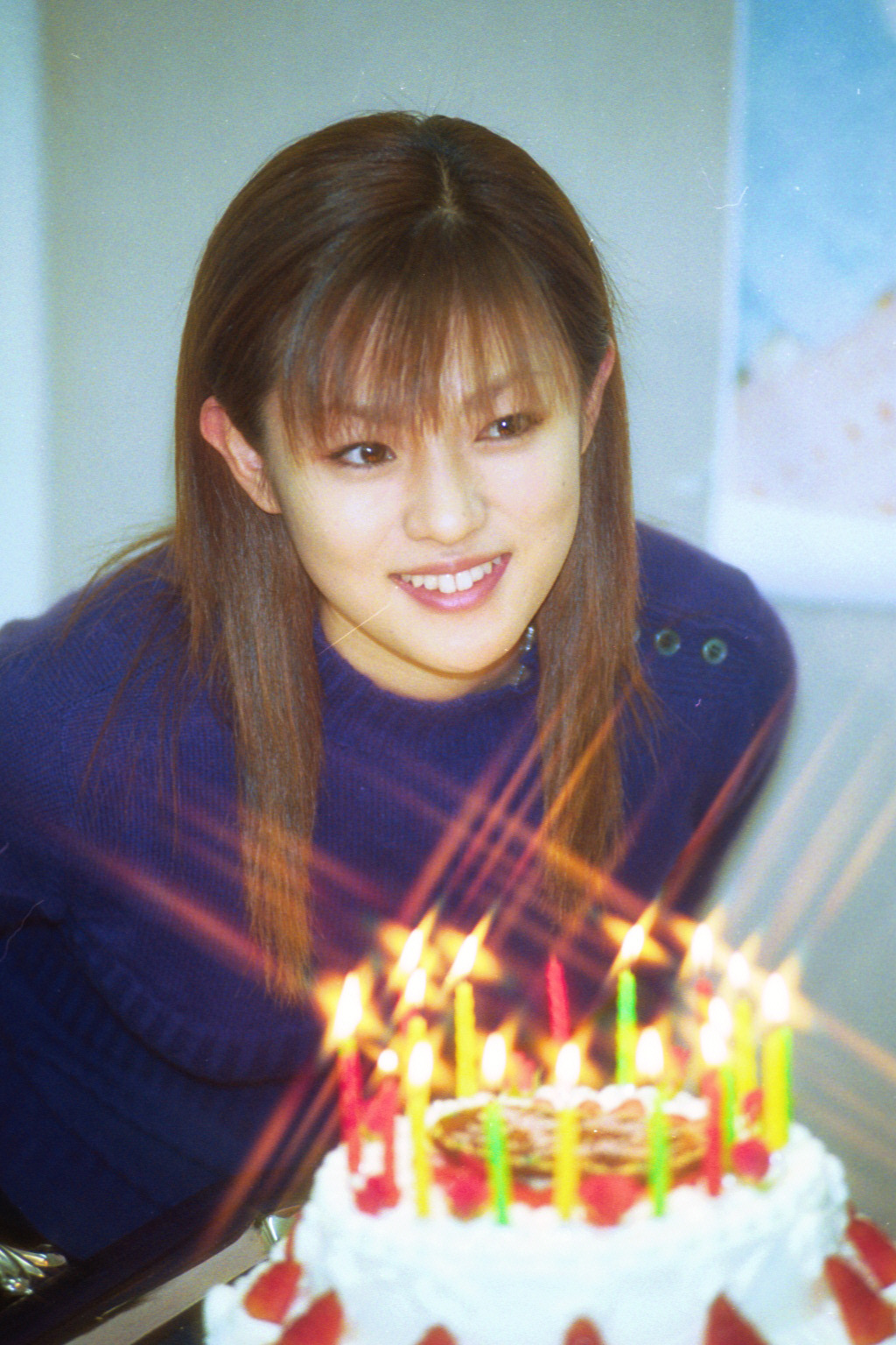 バースデーケーキを前にほほえむ深田恭子（2000年11月撮影）