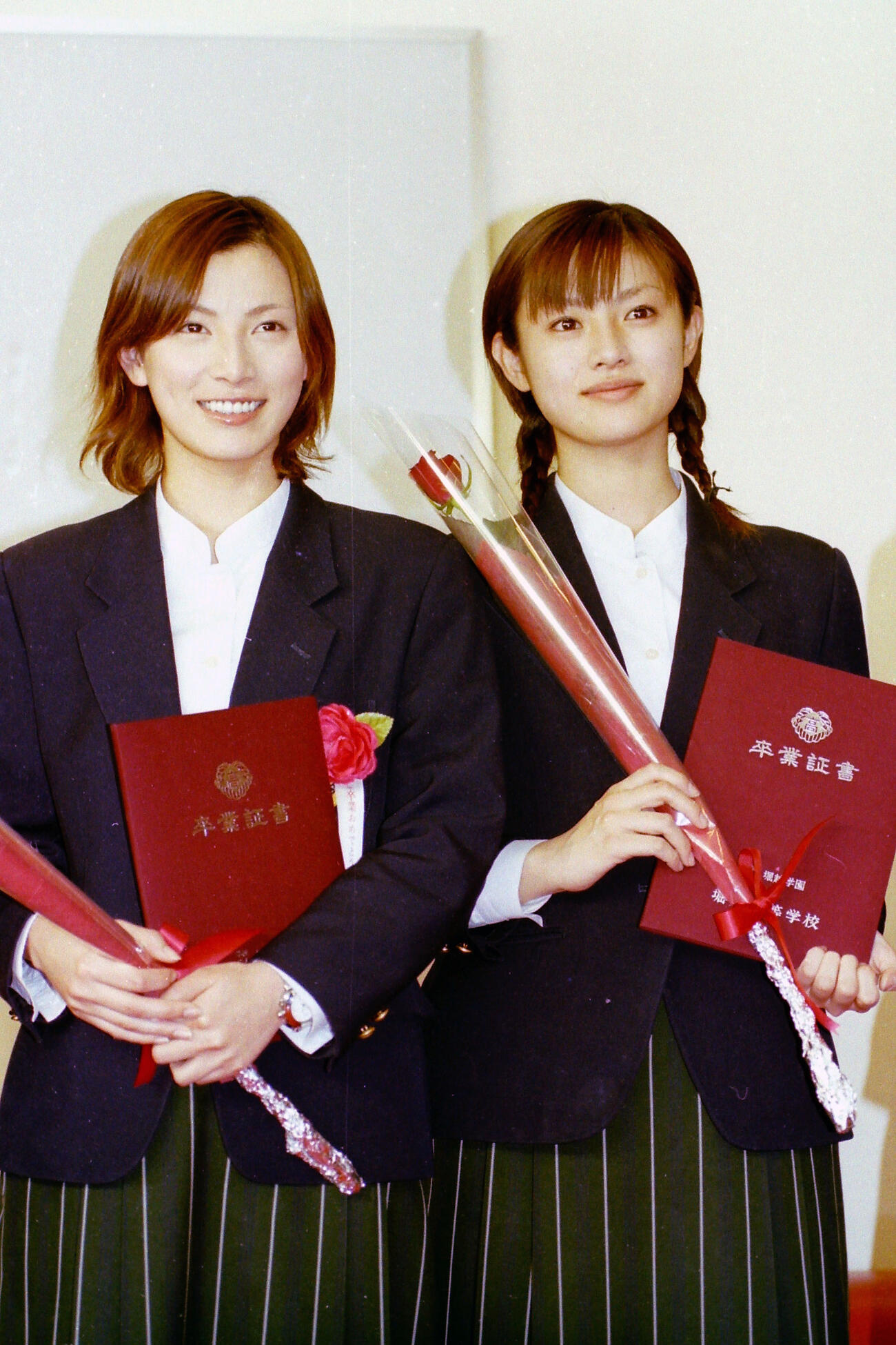 堀越高校の卒業式を終えた深田恭子（右）と加藤あい（2001年2月撮影）