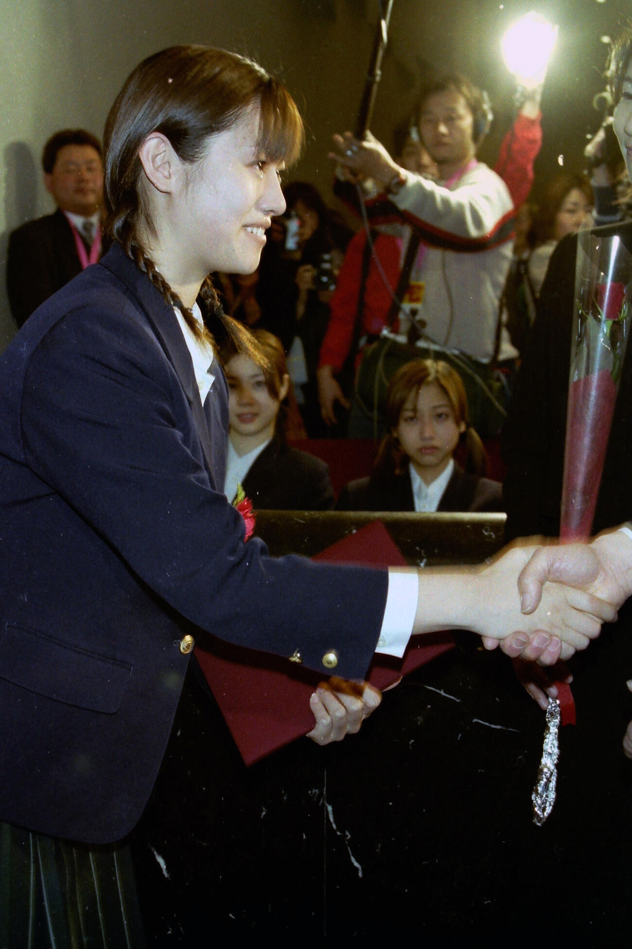 堀越高校の卒業式で涙を流す深田恭子（2001年2月撮影）