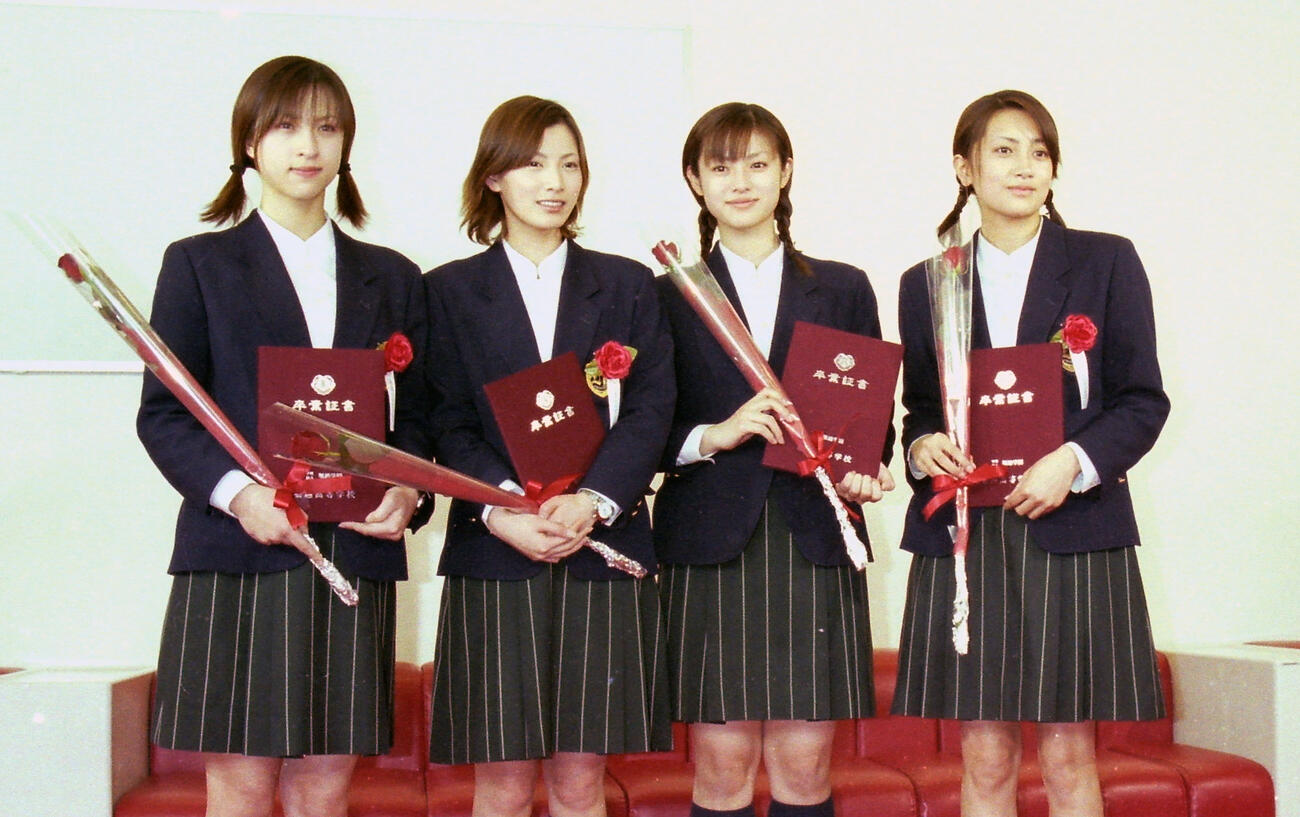 堀越高校の卒業証書を手に記念撮影する、左から仲根かすみ、加藤あい、深田恭子、上良早紀（2001年2月撮影）