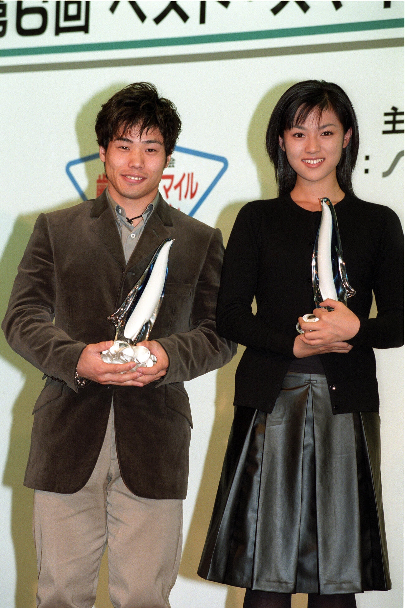 第6回ベストスマイル・オブ・ザ・イヤー賞の授賞式に出席したスピードスケートの清水宏保と深田恭子（1998年11月撮影）