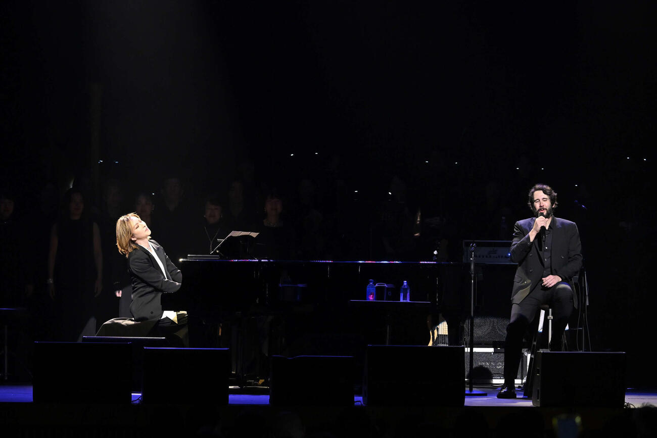 YOSHIKI（左）のピアノで歌うジョシュ・グローバン　撮影：土居政則