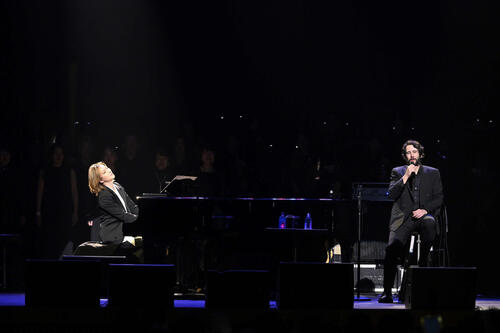 YOSHIKIが見せた対応力の高さ　ジョシュ・グローバン来日公演にスペシャルゲスト出演