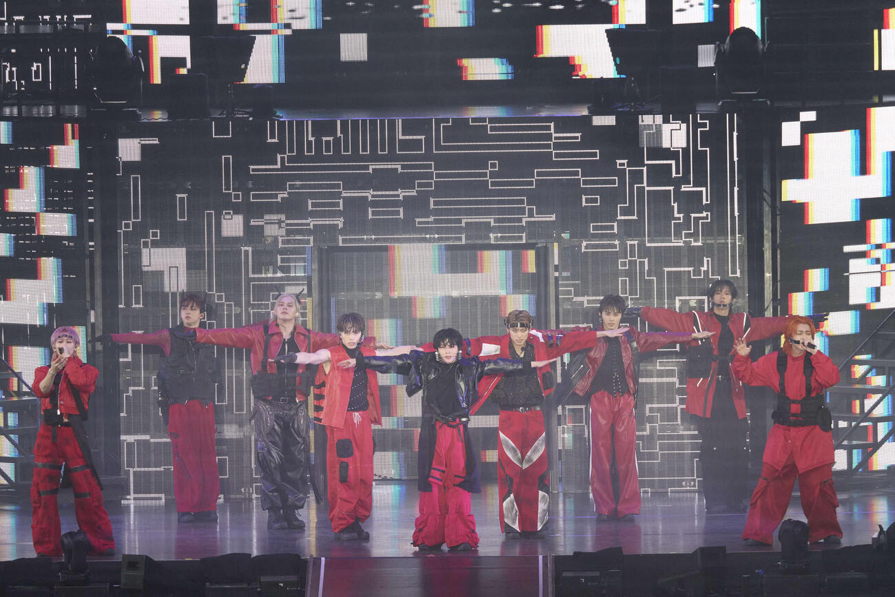 「BULLET TRAIN ARENA TOUR 2025－2026 REAL？」でパフォーマンスする超特急