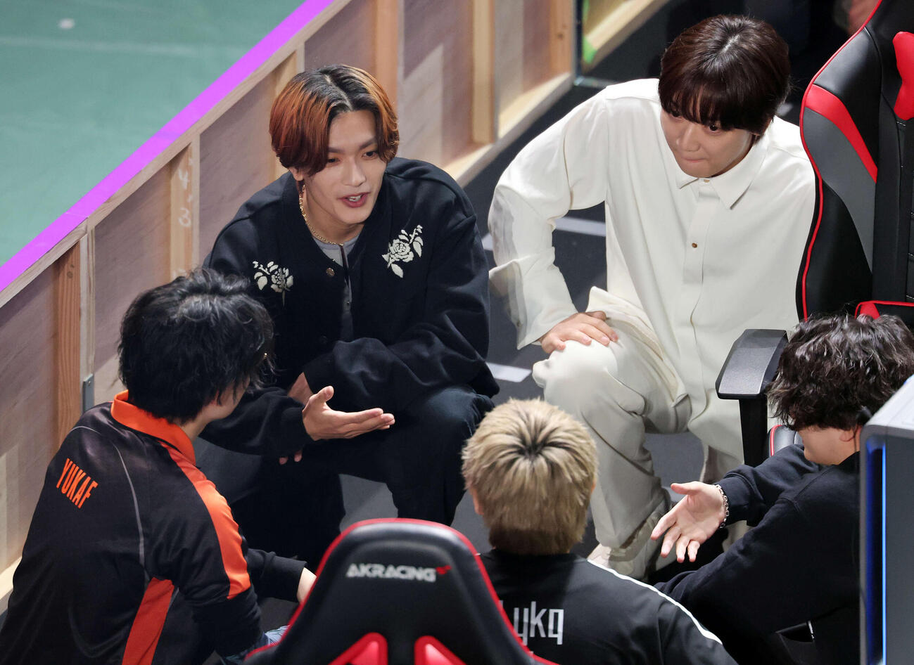 ApexLegendsファン感謝祭で試合参加したなにわ男子の高橋恭平（左）は作戦会議する（撮影・浅見桂子）