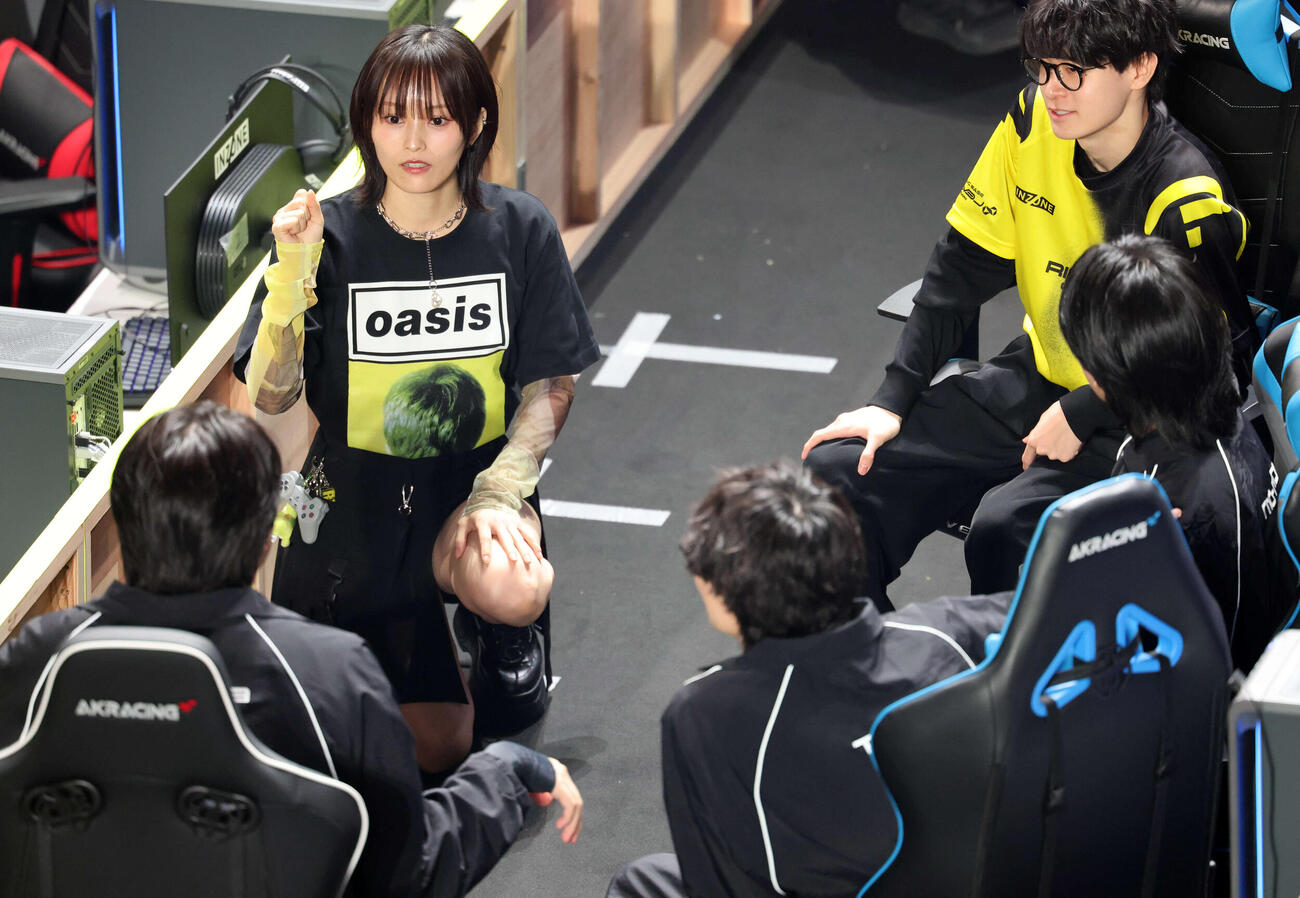 ApexLegendsファン感謝祭で試合出場した山本彩（左）は作戦会議する（撮影・浅見桂子）