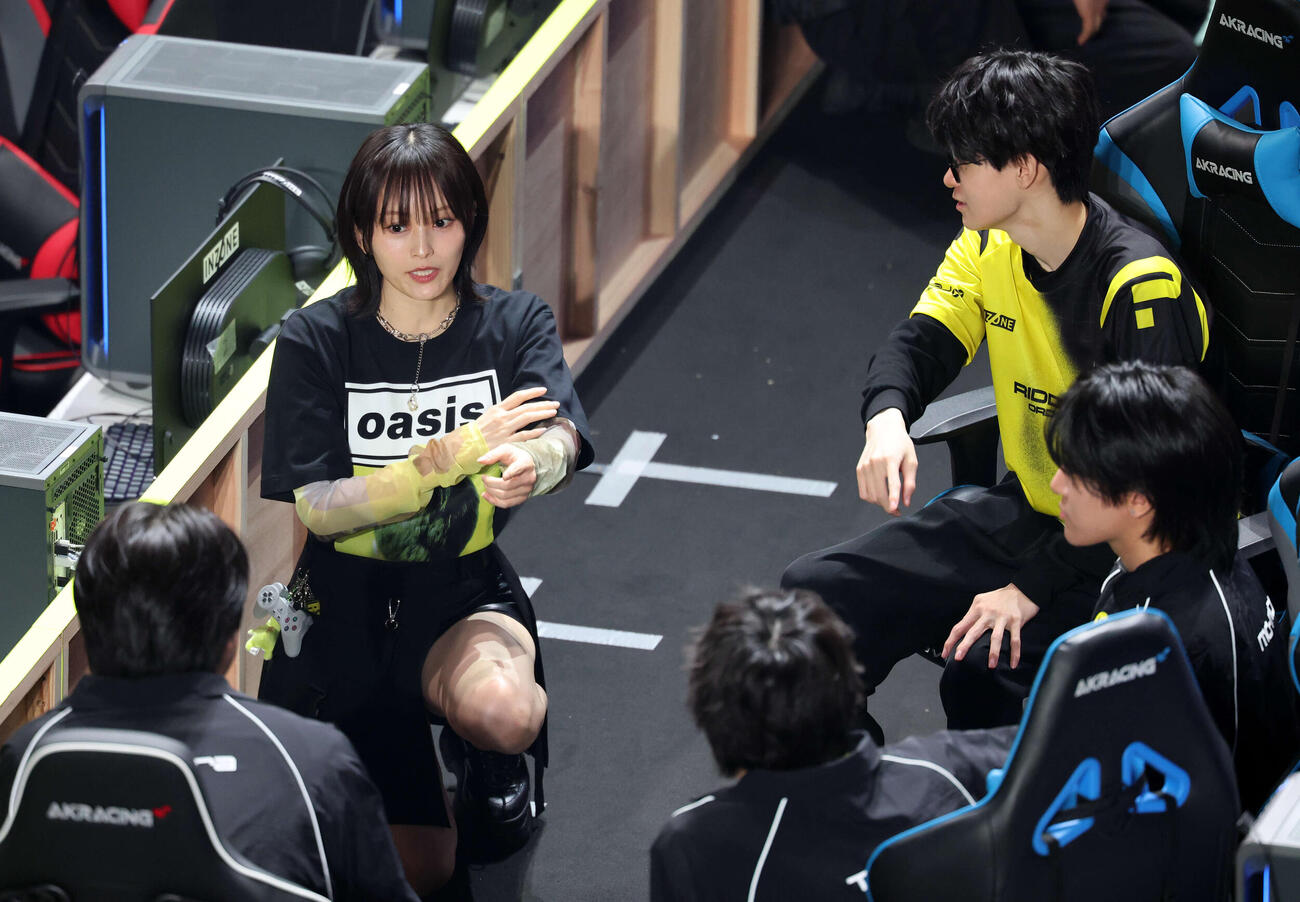 ApexLegendsファン感謝祭で試合出場した山本彩（左）は作戦会議する（撮影・浅見桂子）
