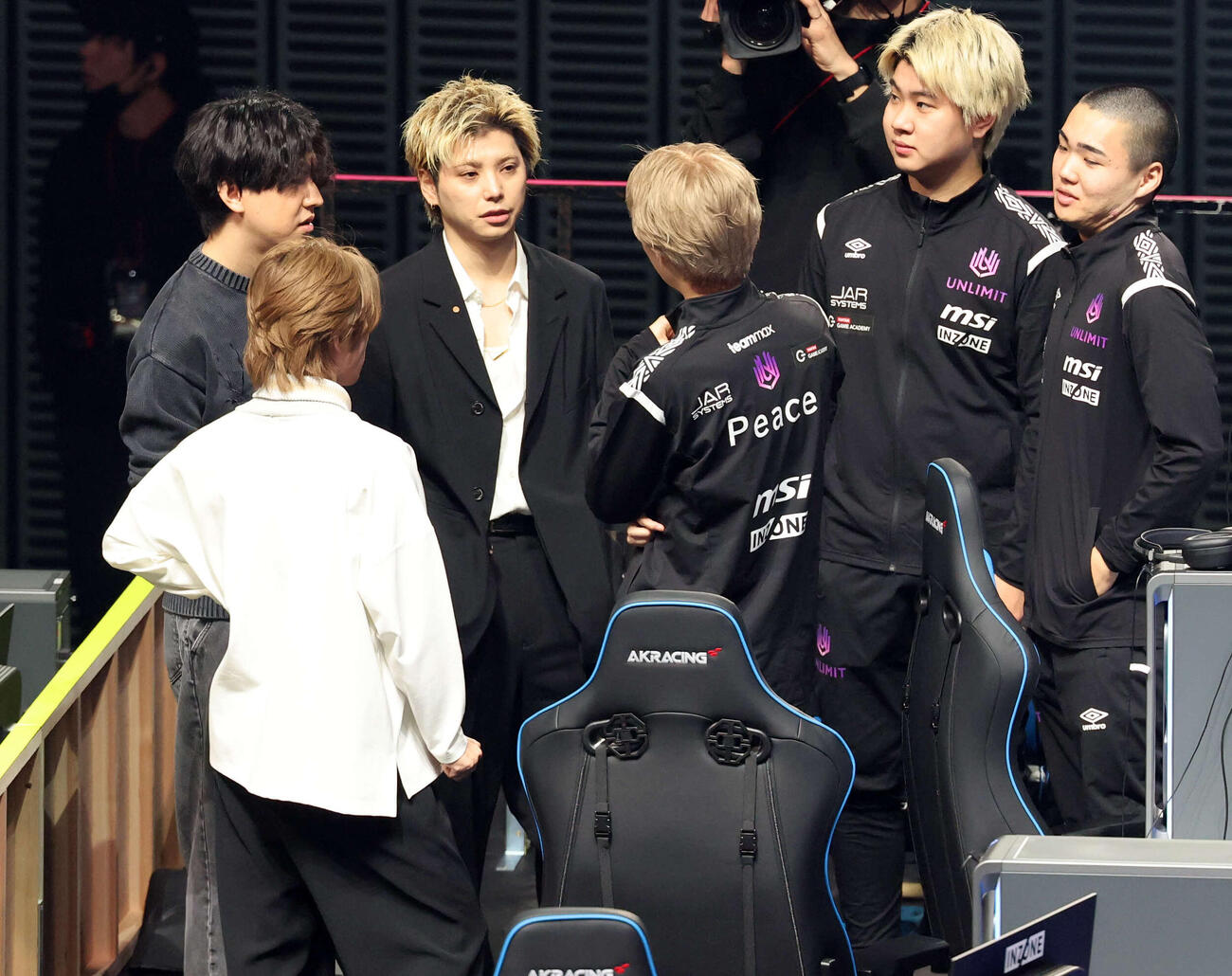 ApexLegendsファン感謝祭で試合出場した村上虹郎（左から3人目）は作戦会議する（撮影・浅見桂子）