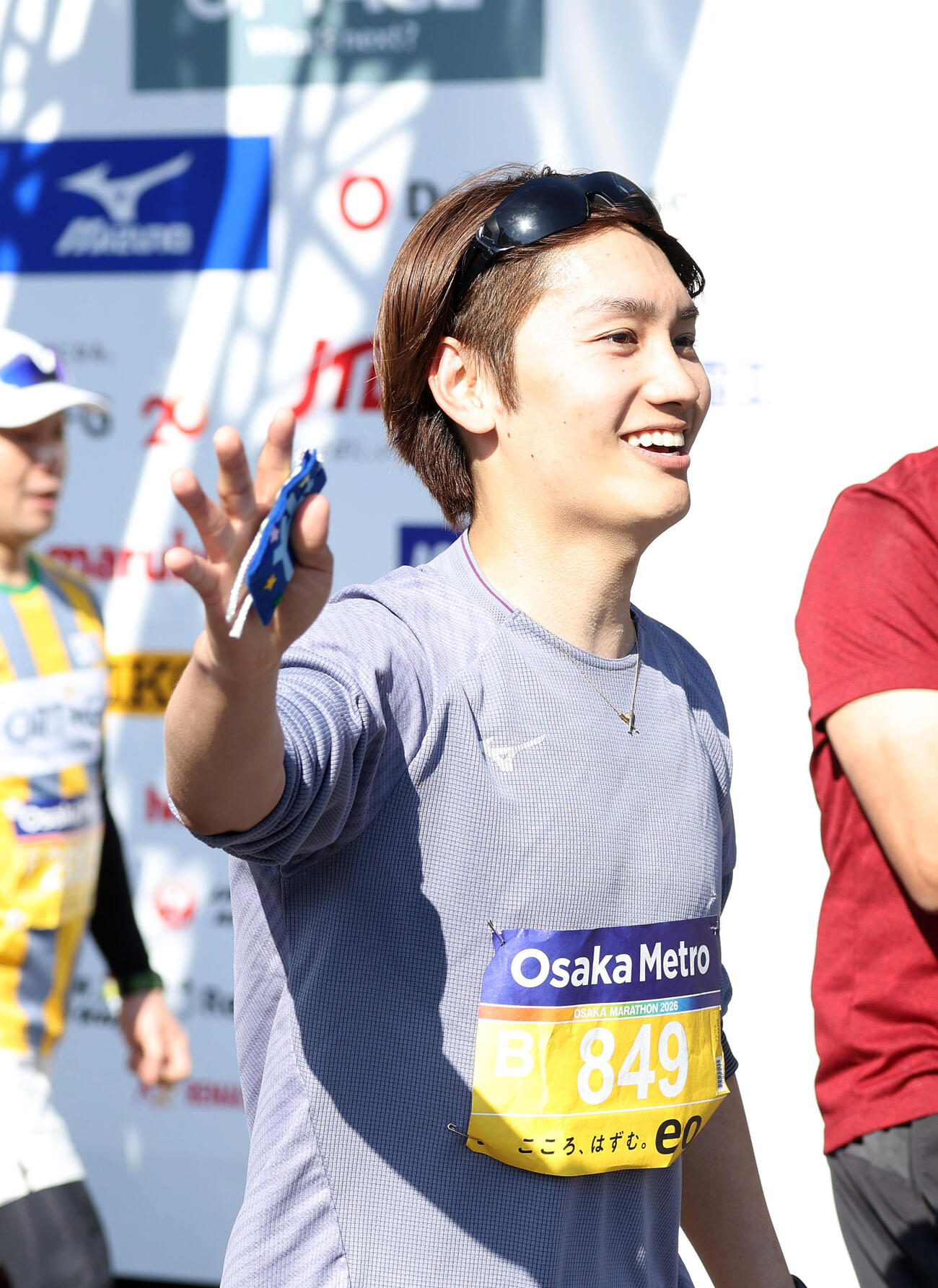 大阪マラソン、笑顔でゴールするなにわ男子の藤原丈一郎（撮影・白石智彦）