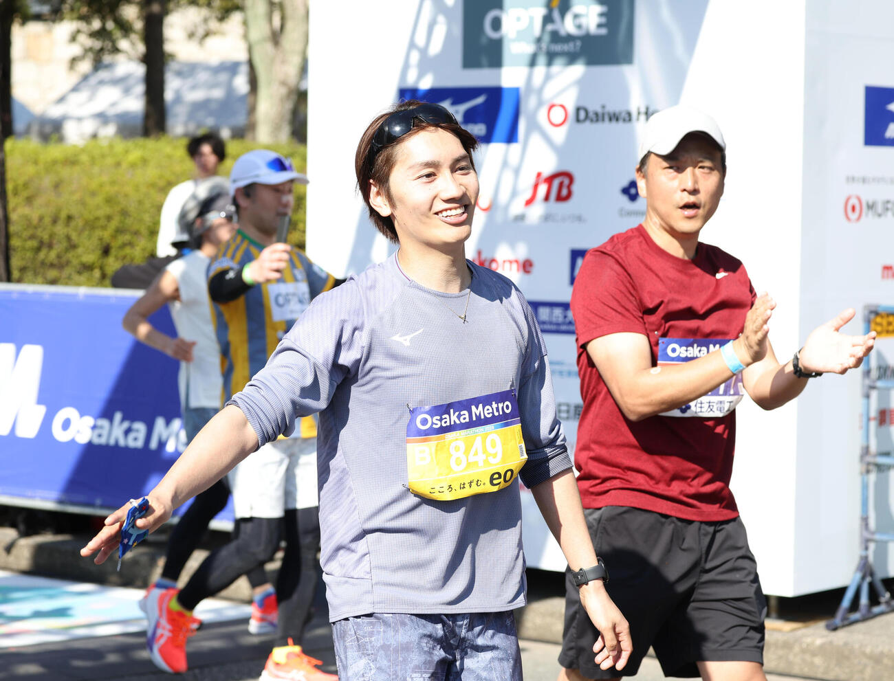 大阪マラソン、笑顔でゴールするなにわ男子の藤原丈一郎（撮影・白石智彦）