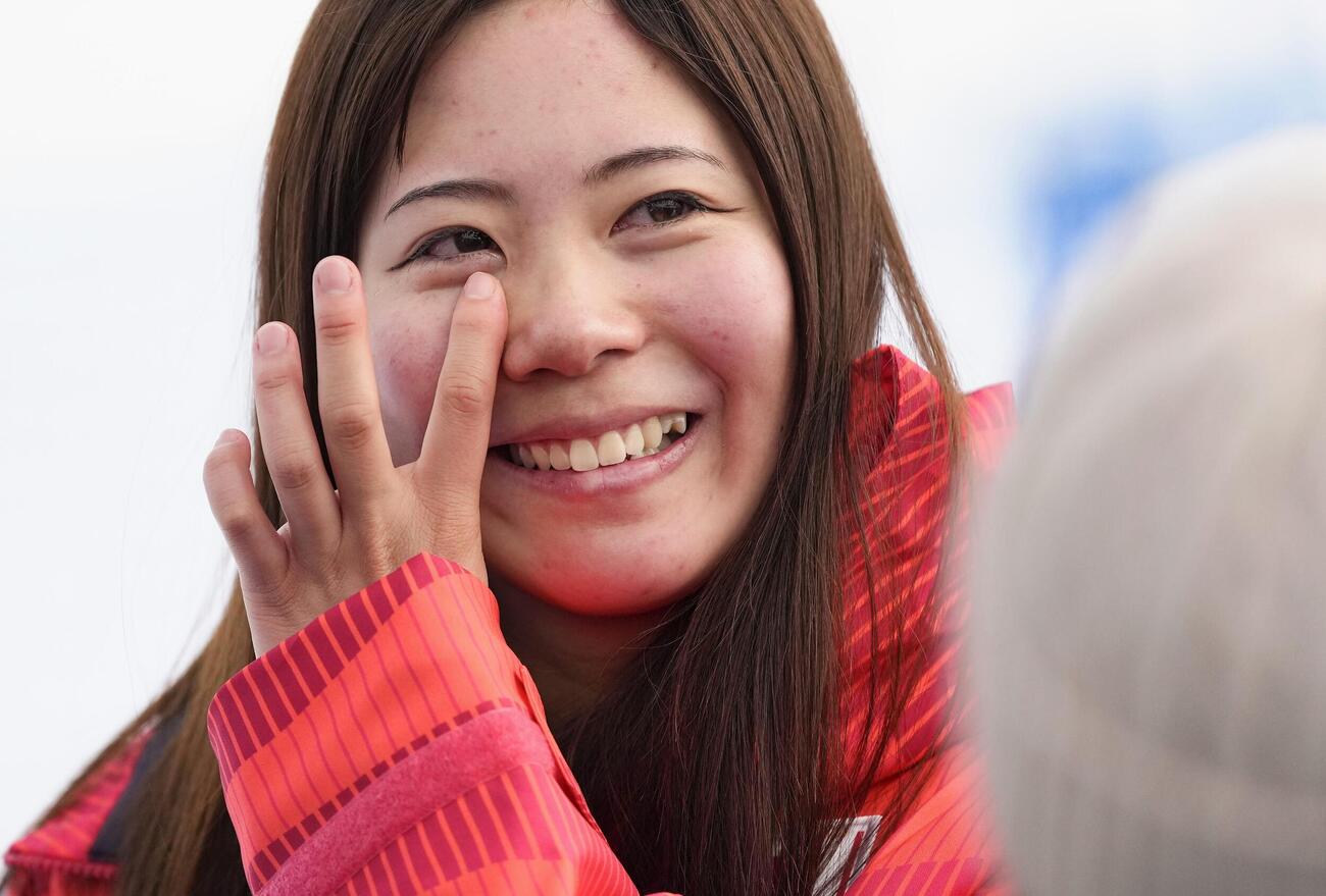 女子スロープスタイルで金メダルを獲得し、涙をぬぐう深田茉莉＝リビーニョ（共同）