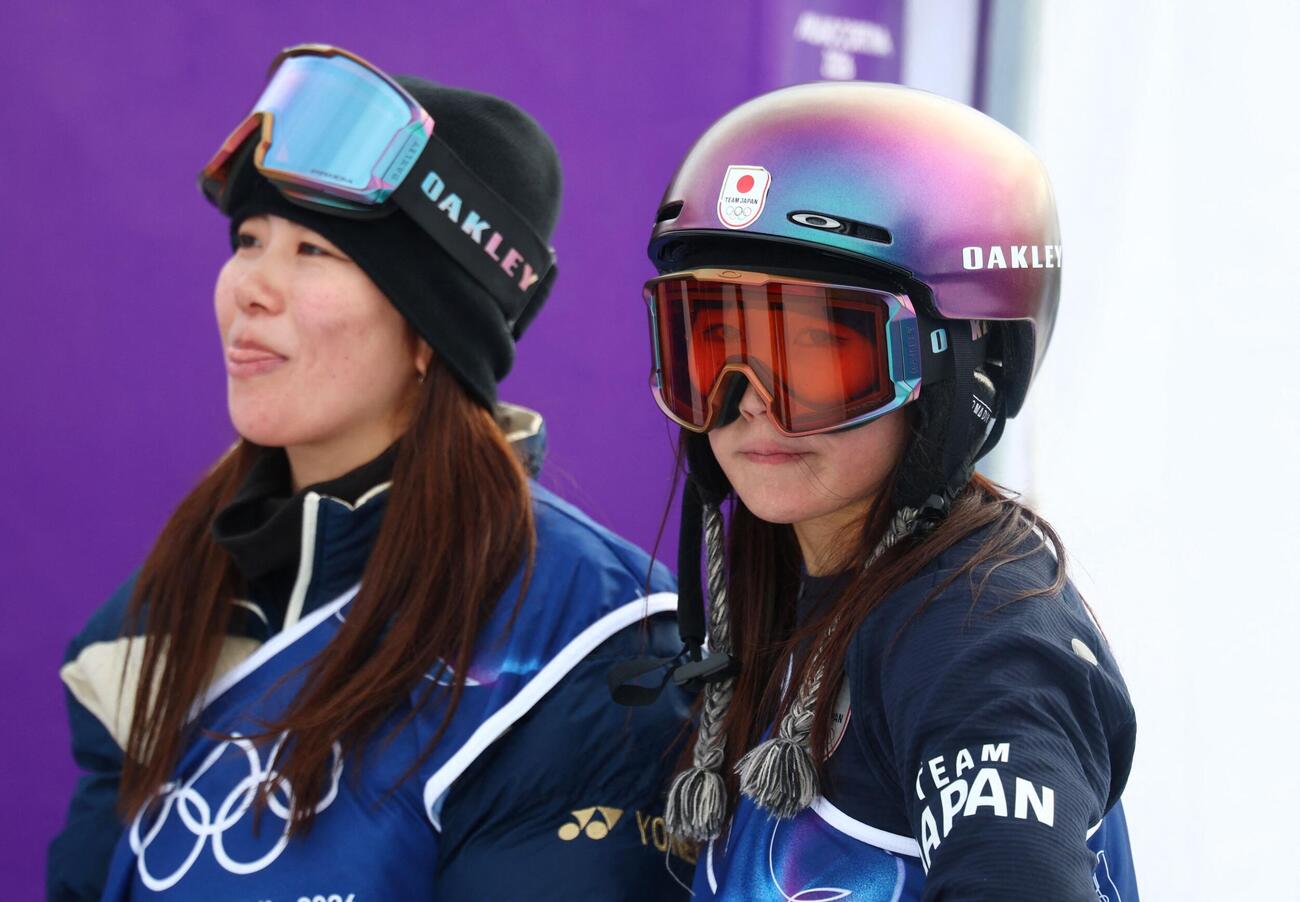 得点発表を待つ深田茉莉と村瀬心椛（ロイター）