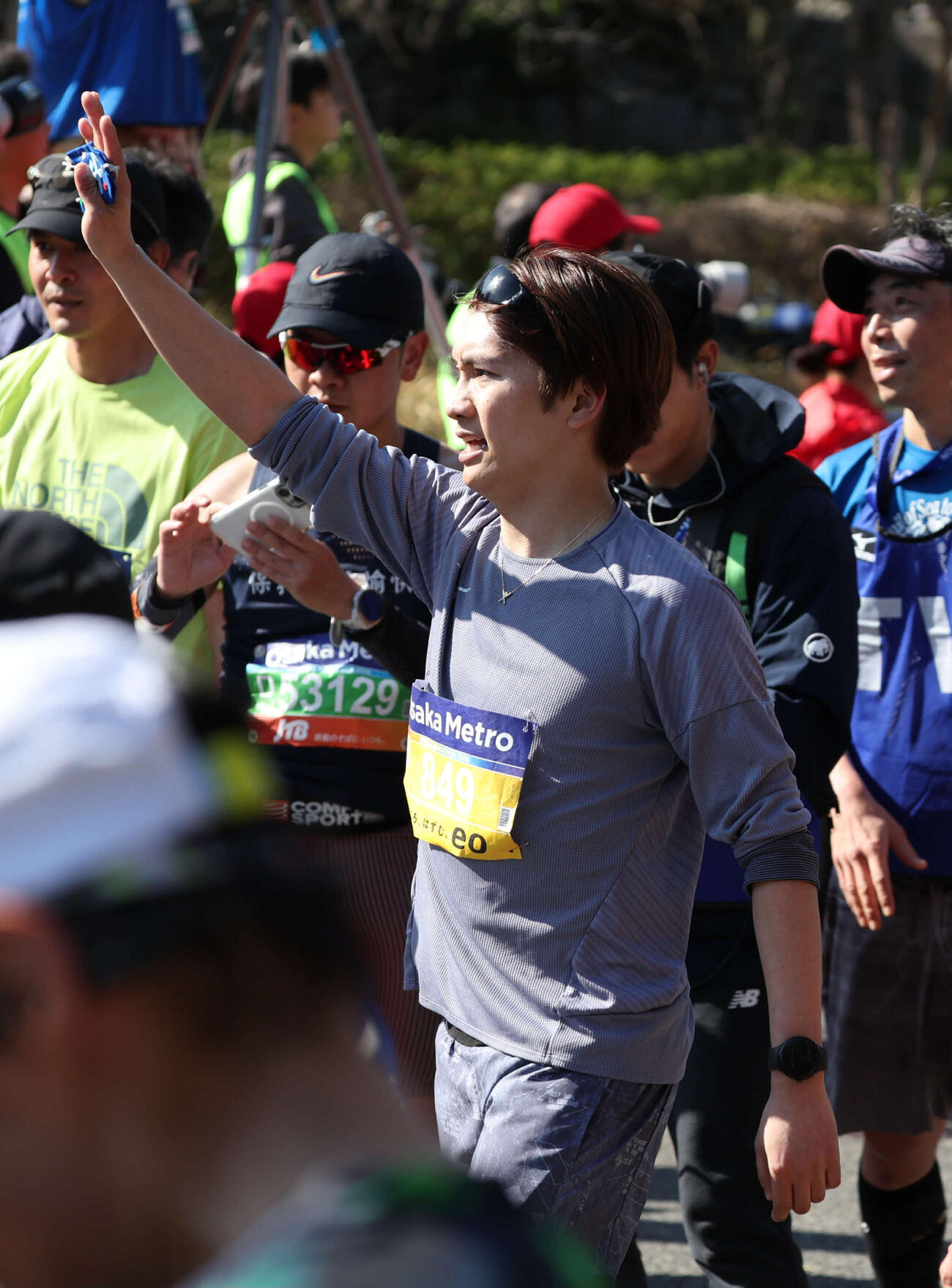 大阪マラソンをゴールしたなにわ男子の藤原丈一郎（撮影・西尾就之）