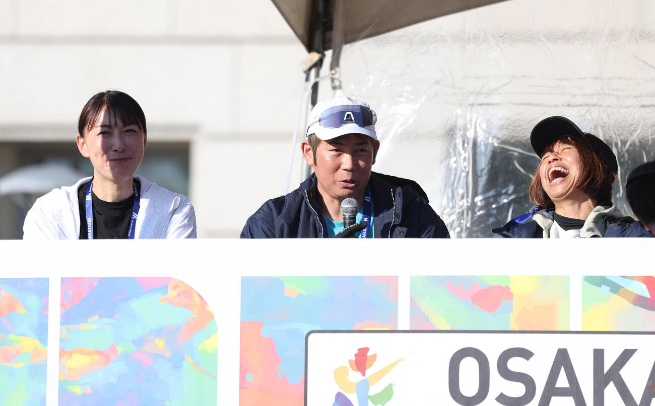 スタート前にMCブースであいさつする、左から小椋久美子、元阪神岩田稔氏、福士加代子（撮影・白石智彦）
