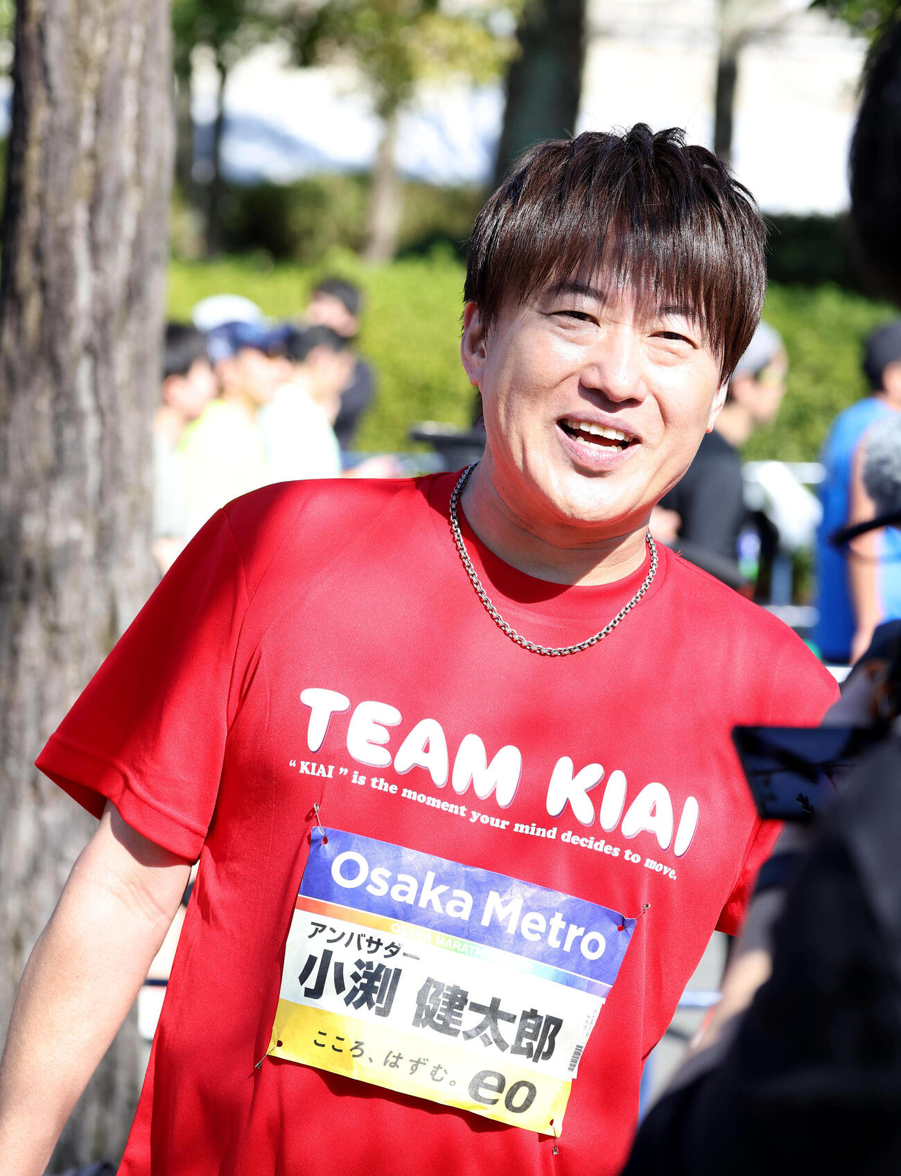 大阪マラソン、ゴールして感想を述べるコブクロの小渕健太郎（撮影・白石智彦）