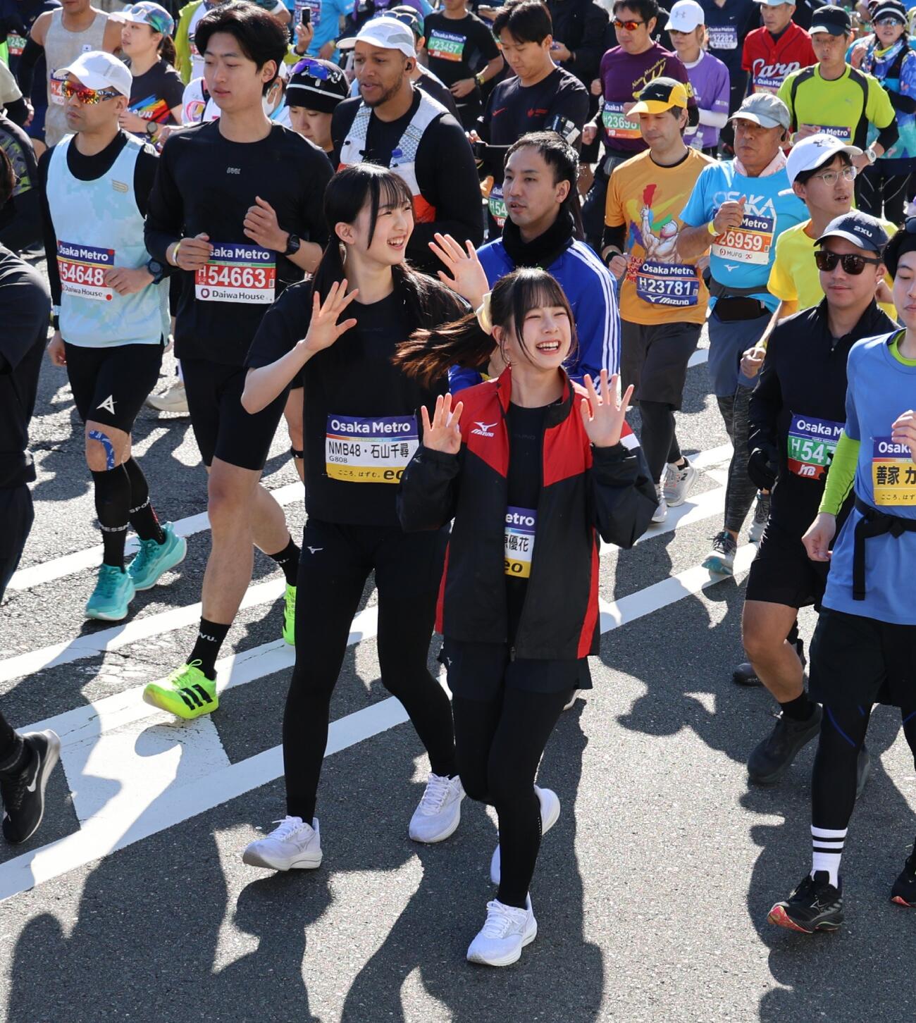 大阪マラソンをスタートするNMB石山千尋（左）と青原優花（撮影・西尾就之）