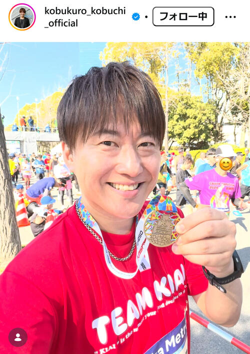 MIZUNO×KOBUCHI 小渕健太郎(コブクロ) ランニングシューズ コブクロ小渕健太郎、メダルを手に笑顔「Time4：10：47」大阪マラソン