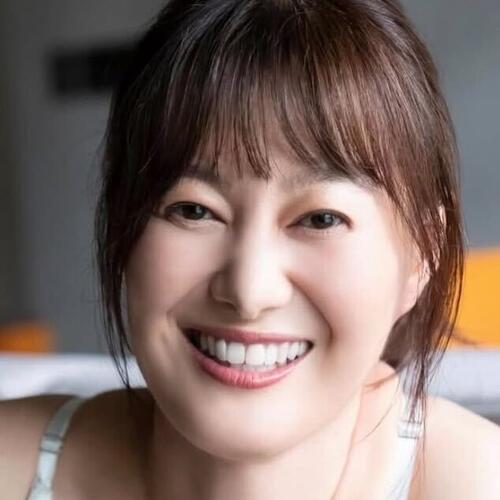 元NHK竹中知華アナ、スイカップ際立つピチピチトップスで生脚投げ出し地べた座り「ものすごい」