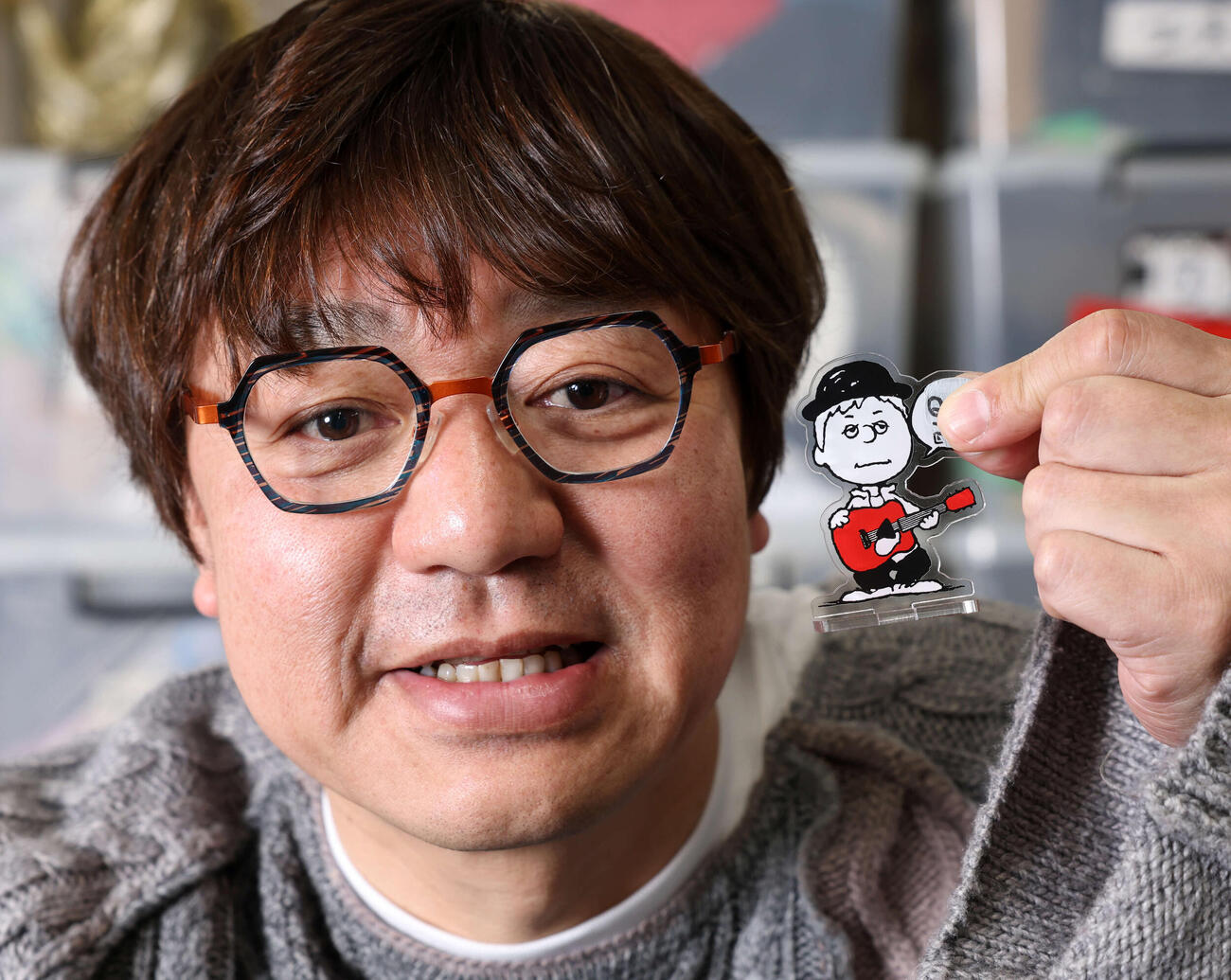 アクリルスタンドを手にPRするタマ伸也（2026年1月撮影）