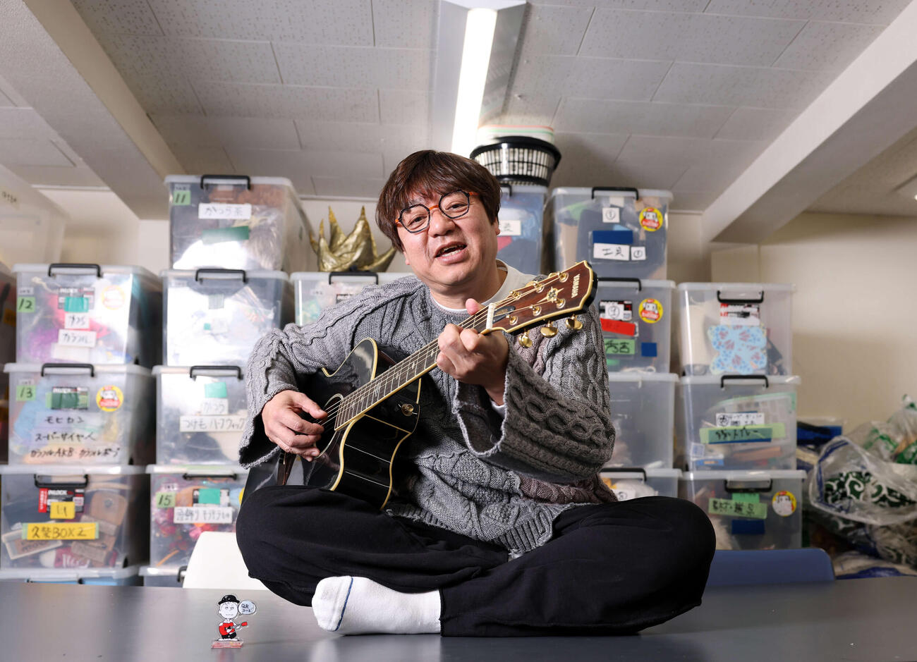 新曲をギターの弾き語りで聴かせるタマ伸也（2026年1月撮影）