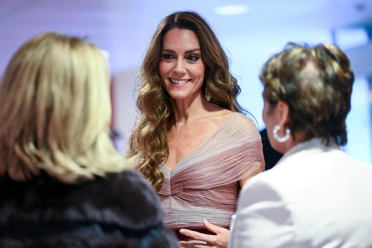 英国アカデミー賞授賞式で、サウスバンク・センターのCEOエレイン・ベデル氏、BTグループのCEOアリソン・カークビー氏と会話されるキャサリン皇太子妃（ロイター）