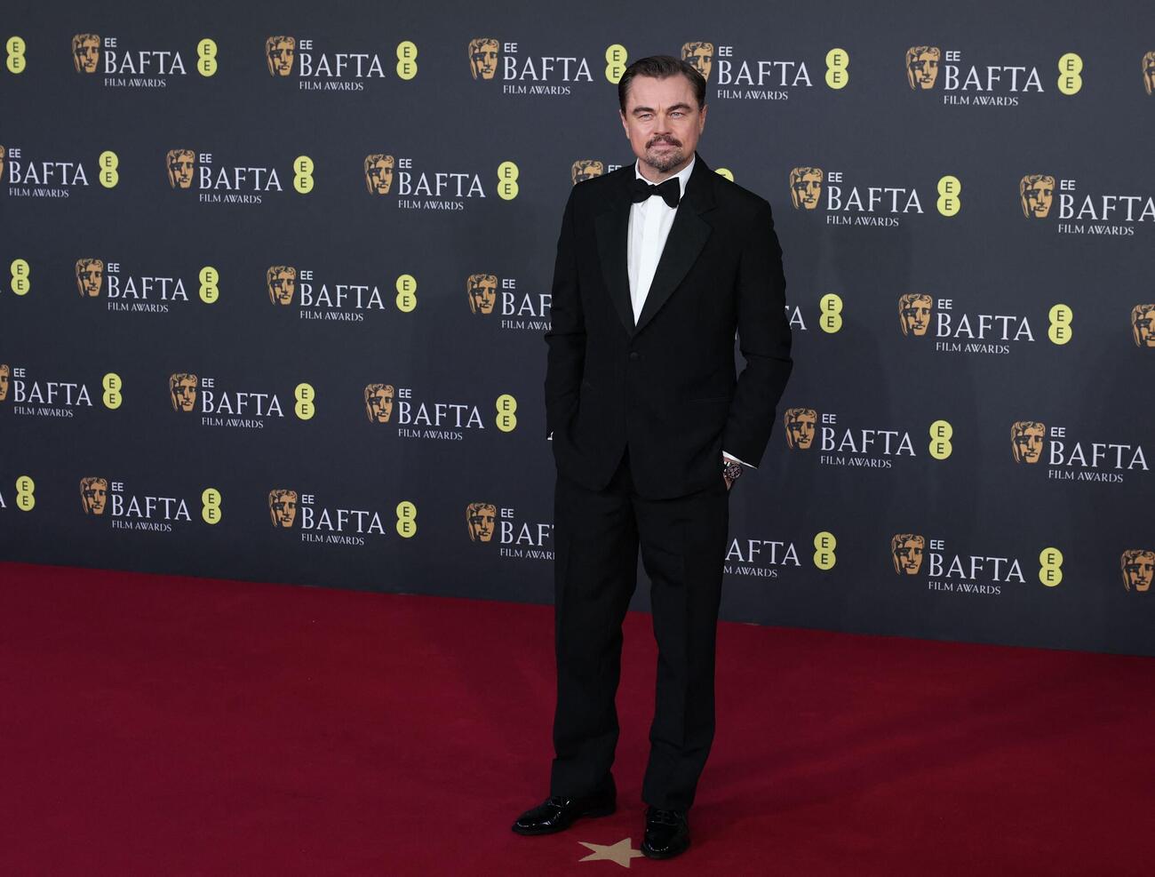 BAFTA授賞式のレッドカーペットでポーズをとったレオナルド・ディカプリオ（ロイター）