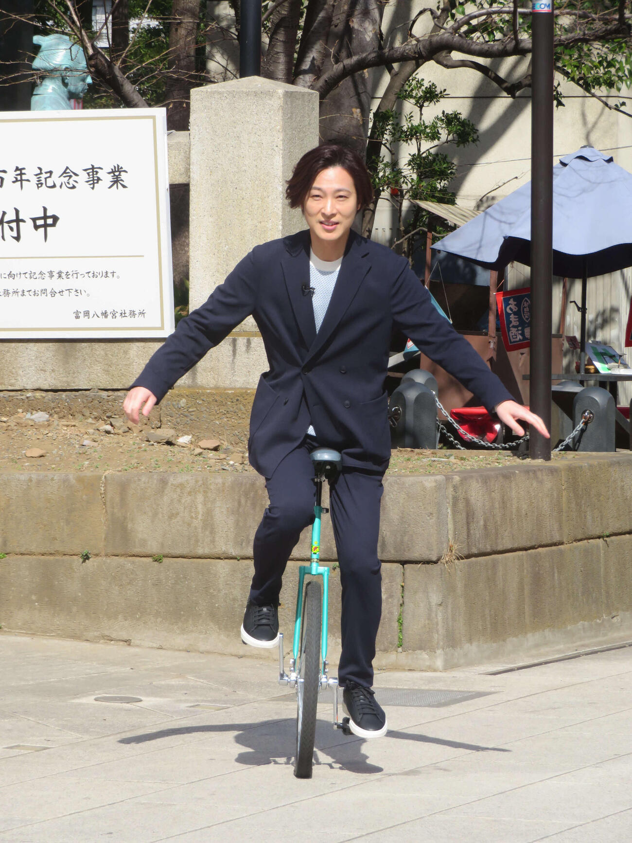 一輪車に乗り、新曲「この世は祭り」を歌った山内惠介（撮影・川田和博）