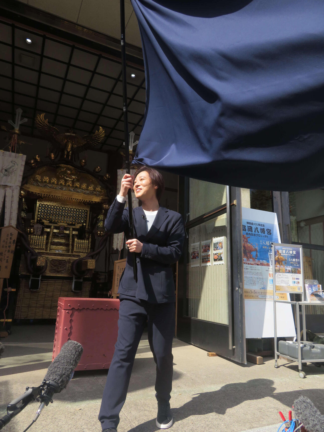 新曲「この世は祭り」ヒット祈願で旗を振る山内惠介（撮影・川田和博）