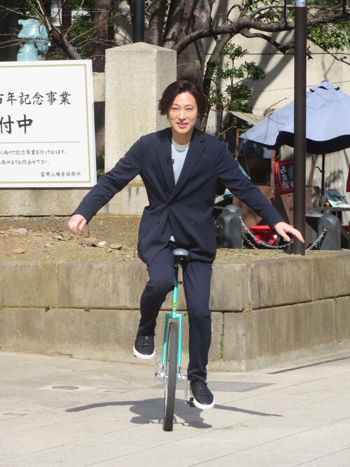 山内惠介ヒット祈願で１輪車を披露「また違った広がり方を」新曲「この世は祭り」