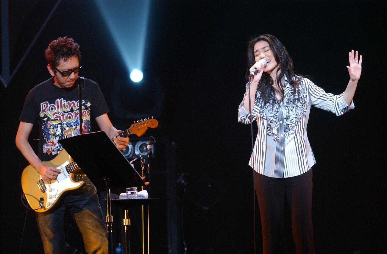 04年、夫・布袋寅泰（左）の演奏で歌う今井美樹