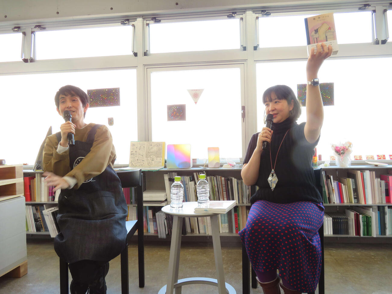 「光子ノート」のトークイベントを開いた矢部太郎と名久井直子さん（撮影・村上幸将）