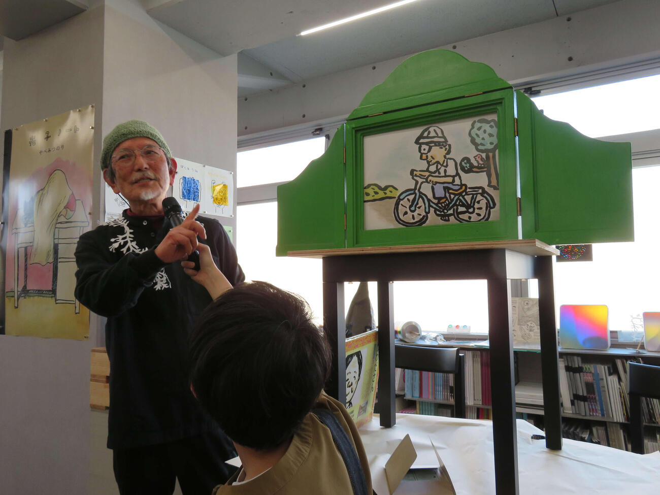 「光子ノート」のトークイベントで紙芝居「かわださん」を実演する矢部太郎（手前）の父みつのりさん（撮影・村上幸将）