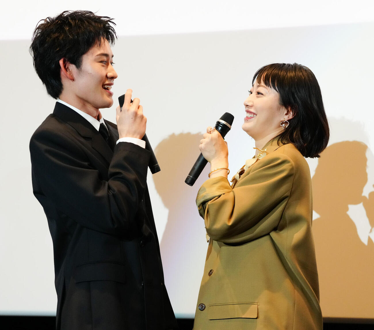 映画「90メートル」舞台あいさつ付き完成披露上映会で、山時聡真（左）を母に見立てて感謝を伝える菅野美穂（撮影・鈴木みどり）