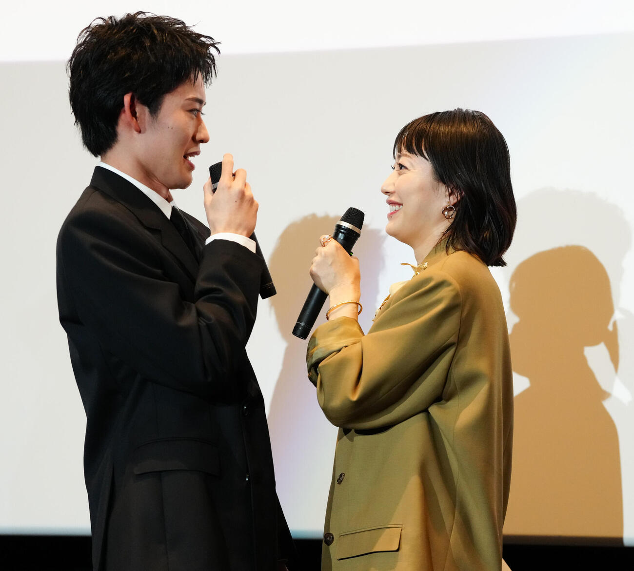 映画「90メートル」舞台あいさつ付き完成披露上映会で、山時聡真（左）を母に見立てて感謝を伝える菅野美穂（撮影・鈴木みどり）