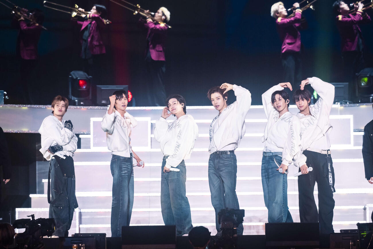 「2026 RIIZE CONCERT TOUR［RIIZING LOUD］Special Edition in TOKYO DOME」でパフォーマンスするRIIZE。左からソヒ、ウンソク、ウォンビン、ソンチャン、ショウタロウ、アントン（田中聖太郎氏撮影）