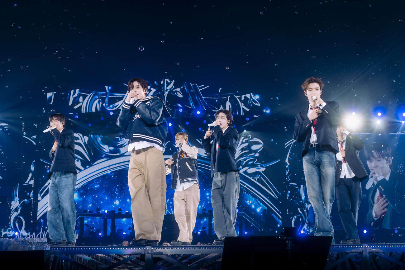 「2026 RIIZE CONCERT TOUR［RIIZING LOUD］Special Edition in TOKYO DOME」でパフォーマンスするRIIZE。左からウンソク、ショウタロウ、ソヒ、ウォンビン、ソンチャン、アントン（田中聖太郎氏撮影）