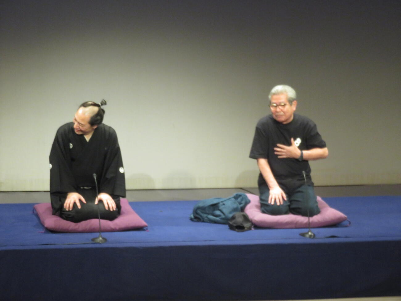 立川志の八（左）が楽屋に置いたオリジナルTシャツ姿で「談志にこんなことしたら生きて行けない」と言う立川志の輔