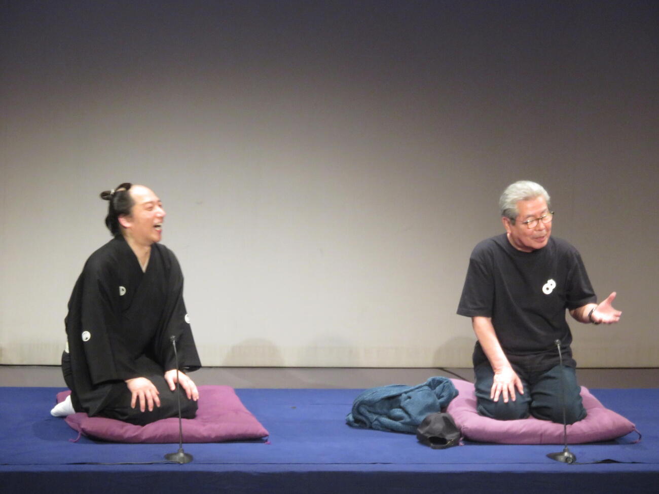 立川志の八（左）が楽屋に置いたオリジナルTシャツ姿で「談志にこんなことしたら生きて行けない」と言う立川志の輔