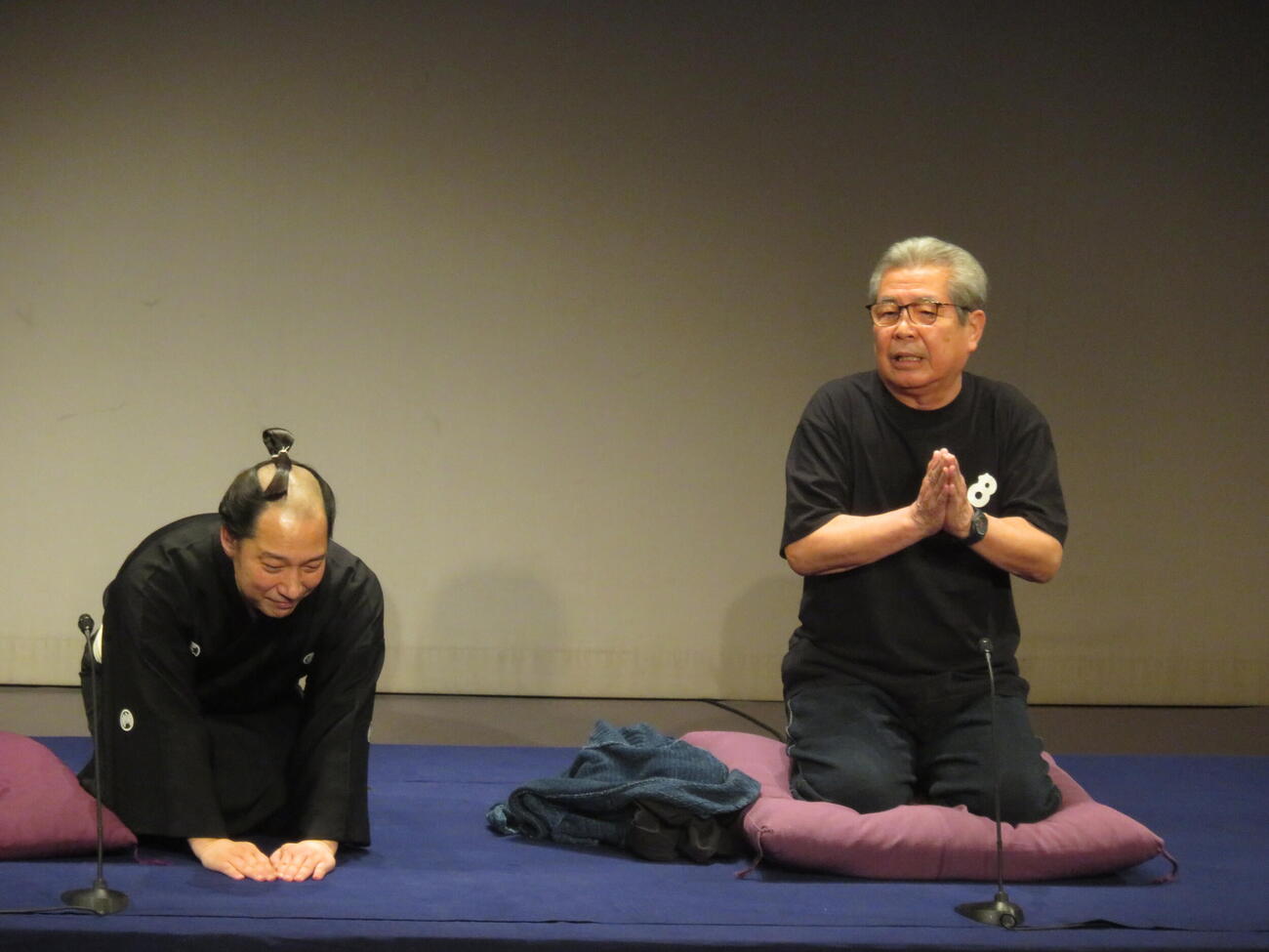 立川志の八（左）が楽屋に置いたオリジナルTシャツ姿で「談志にこんなことしたら生きて行けない」と言う立川志の輔